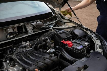 Lors de l’achat d’une voiture d’occasion, le kilométrage ne suffit pas : l’état du moteur et l’historique d’entretien doivent aussi être vérifiés.