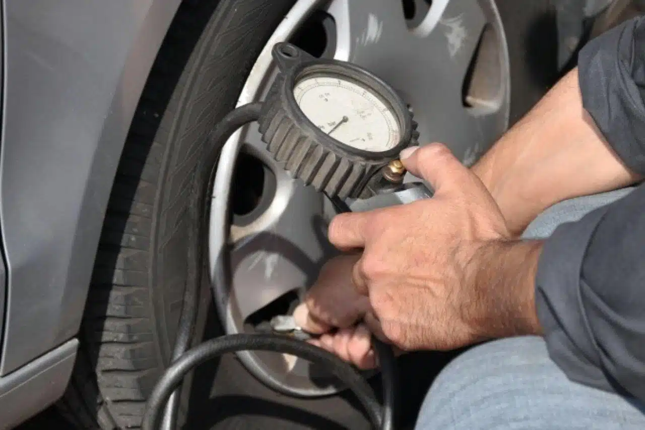 La bonne pression des pneus crucial pour la sécurité sur la route