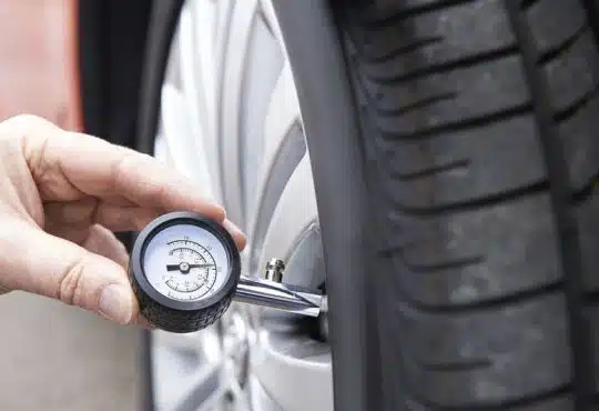 La bonne pression des pneus crucial pour la sécurité sur la route