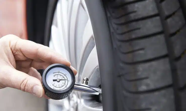 La bonne pression des pneus crucial pour la sécurité sur la route