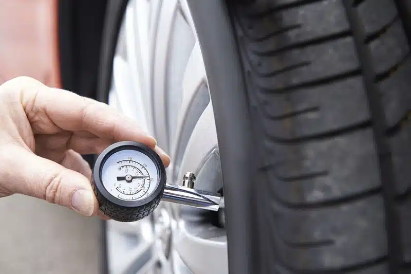 La bonne pression des pneus crucial pour la sécurité sur la route
