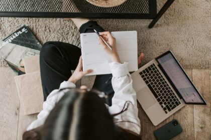 Organisation et planification sont essentielles pour avancer efficacement dans la rédaction d’un mémoire universitaire.