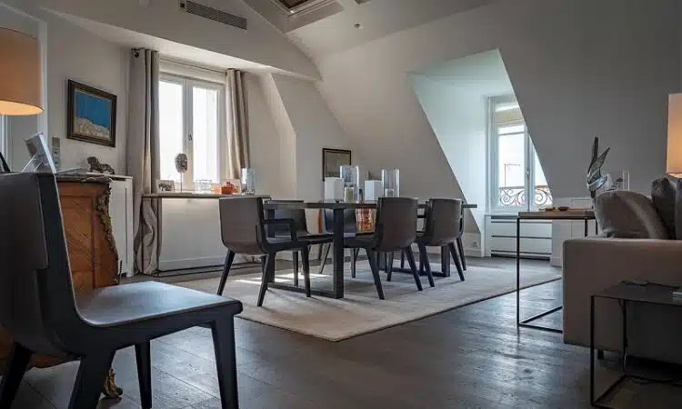 Parquet foncé dans un salon : quelle couleur de mur choisir pour le mettre en valeur ?