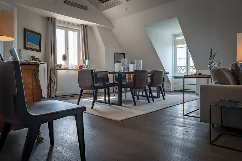 Parquet foncé dans un salon : quelle couleur de mur choisir pour le mettre en valeur ?