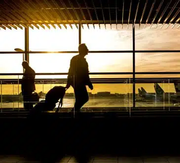 Comment réserver un billet d'avion avec une agence de voyage en ligne ?