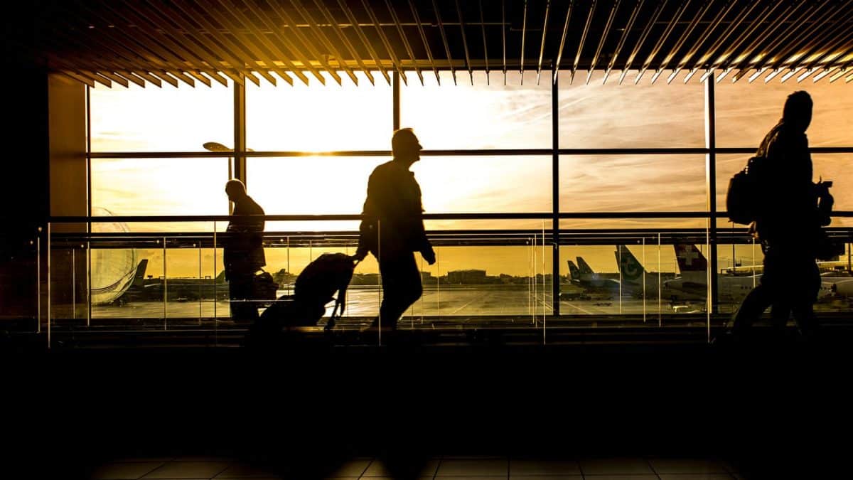 Comment réserver un billet d'avion avec une agence de voyage en ligne ?