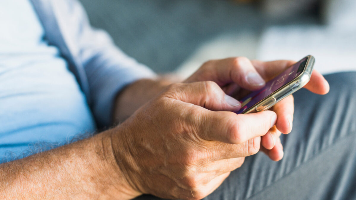 Comment un téléphone portable peut-il aider les seniors ?