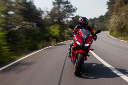 Est-il possible de conduire avec la même moto sur piste et sur route ?