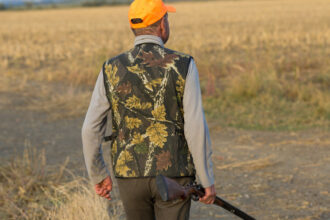 Gilet de chasse pour homme : allier mobilité et rangement optimal